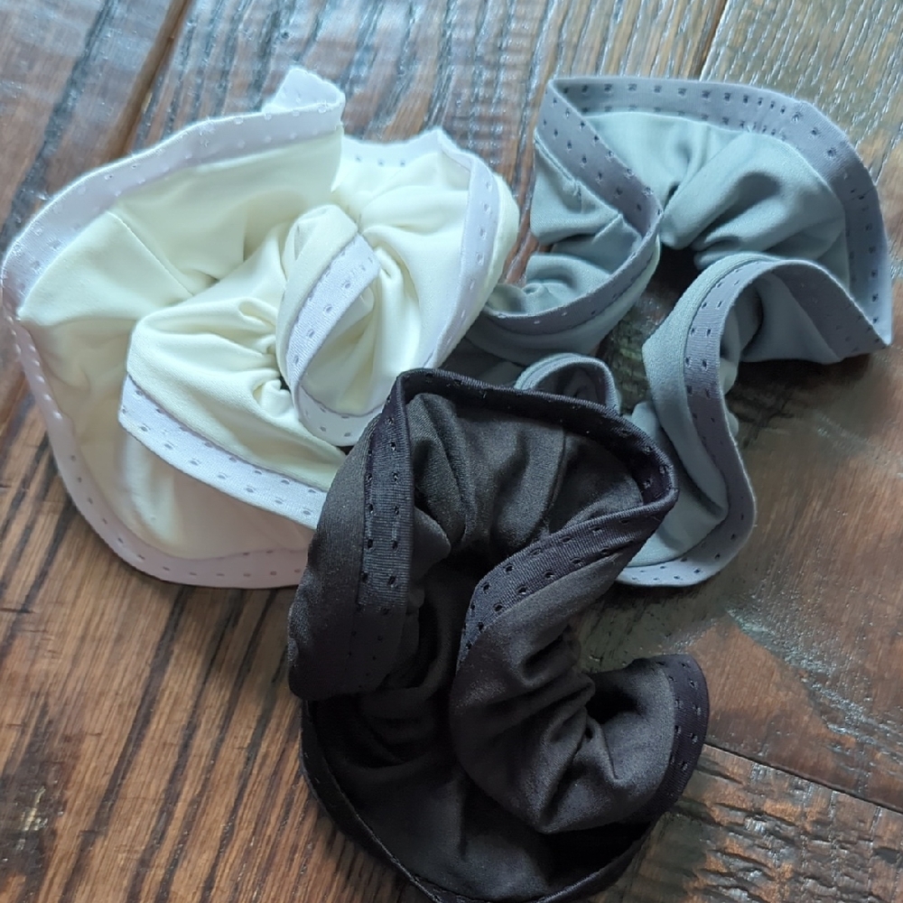 ANTHRO I Set of Three Aly Perforated Scrunchies in White, Gray, and Black